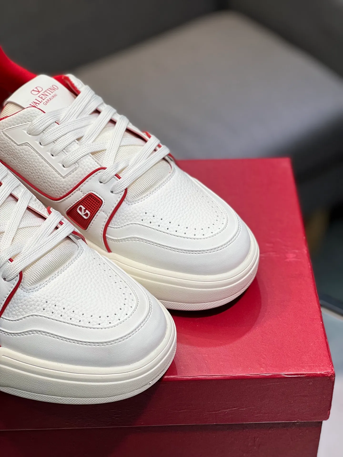 Men's men's shoes 💰660 𝑽𝒂𝒍𝒆𝒏𝒕𝒊𝒏𝒐 Valentino 𝑶𝒏𝒆𝑺𝒕𝒖𝒅 Couple's sneaker series Valentino 2025 latest couple's sneakers, celebrity style, hot sale. The original ZP was purchased and dismantled. Repeated pattern making and modification. I strive to restore the original version 1:1! Top luxury masterpiece, soft and comfortable, combining fashion and leisure, bringing excellent elegant texture and excellent on-foot comfort. Top purchase version upper: imported calfskin surface/original oil edge craftsmanship. Inner: water-dyed cowhide lining. Outsole: original development 𝐓𝐏𝐔 two-color combination outsole. Packaging: original configuration complete package. Code number: 35-44 yards. 34.45 can be customized. Can be customized (self-labeled-no label) order.